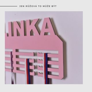 Do holčíčího království jeden růžový věšák na medaile.💗 #vesaknamedaile #medaile #ruzova #dcera #holcicka #detskýpokoj...